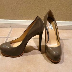 Kelsi Dagger patent leather taupe grey pumps sz 7